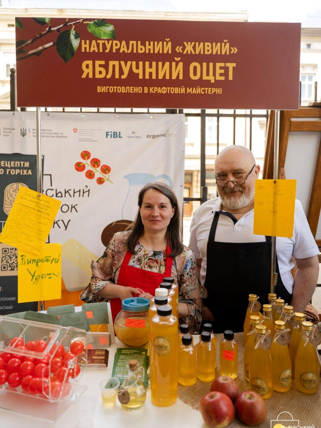 Роман біля свого стенда з пляшками оцту на Львівському ярмарку смаку